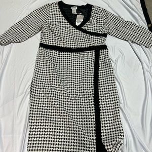 Monroe & Main Black and White Sheath V-Neck Dress